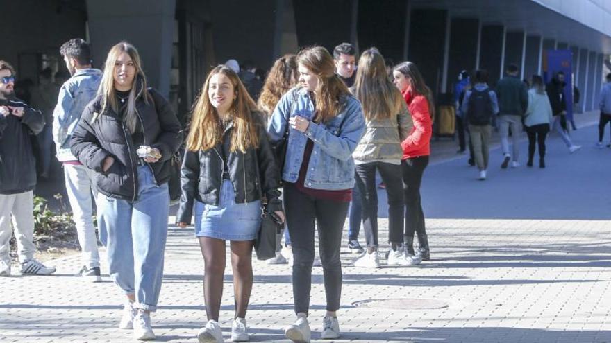 Alumnos de la UA en las inmediaciones de la Biblioteca General