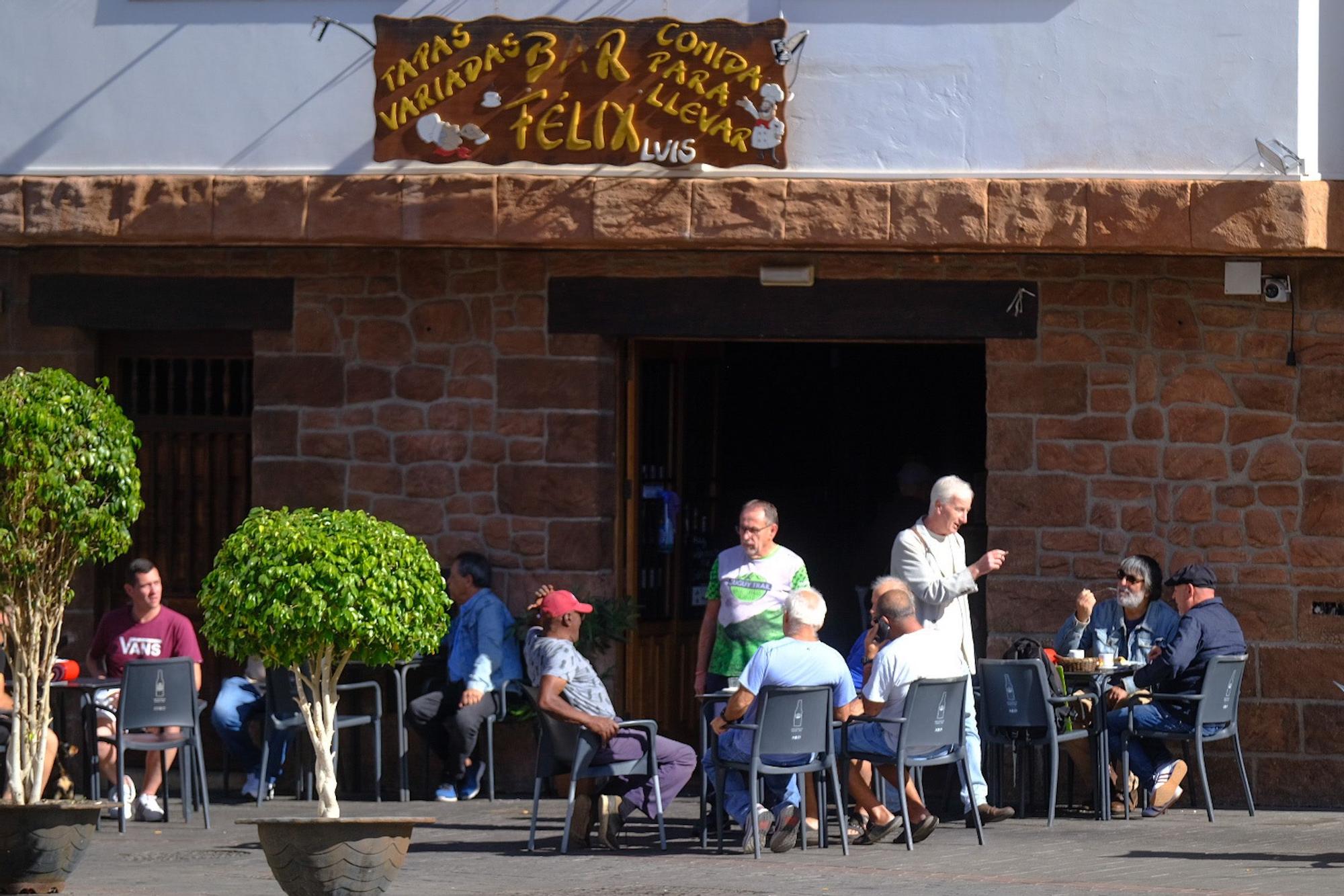 Minuto de silencio y último adiós a la mujer asesinada en La Aldea