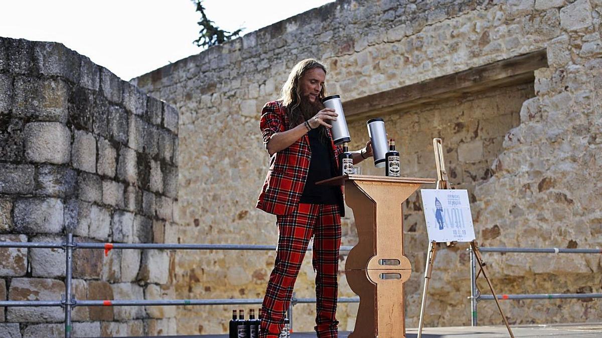 Actuación mágica en El Castillo, dentro de la programación de las Jornadas Internacionales.