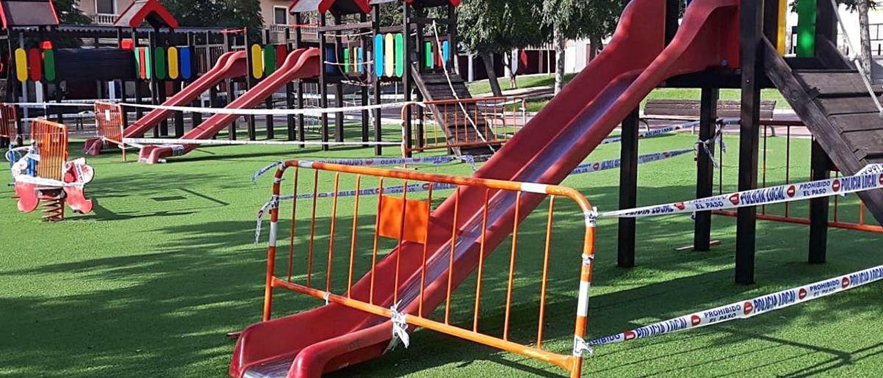 Uno de los parques de Crevillent que se precintó ayer para evitar contagios de covid-19.