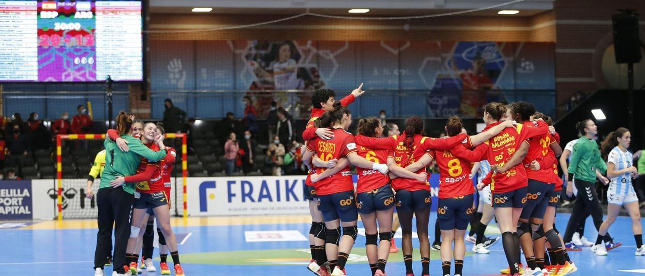 La jugadoras de la selección española celebran al final del partido frente a Argentina su primera victoria en el Mundial de balonmano femenino. | MANUEL LORENZO/EFE