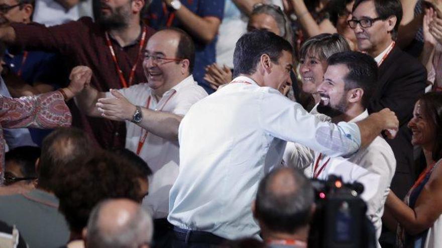 Pedro Sánchez, amb Miquel Iceta darrere, durant l&#039;inici del Congrés Federal del PSOE