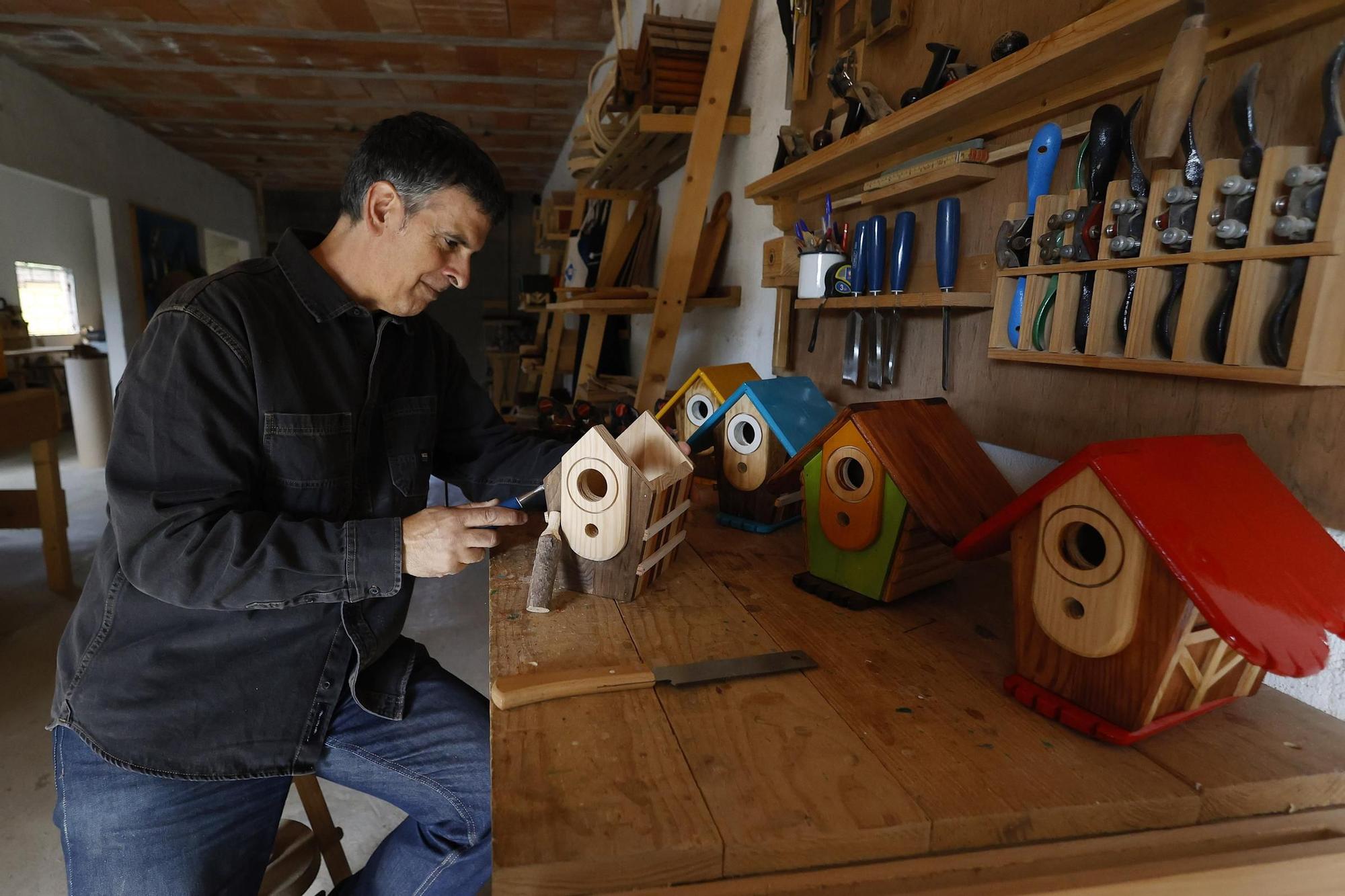 Luis Portabales en su refugio creativo rodeado de bosque con una de las casas-nido que elabora  (4).jpg