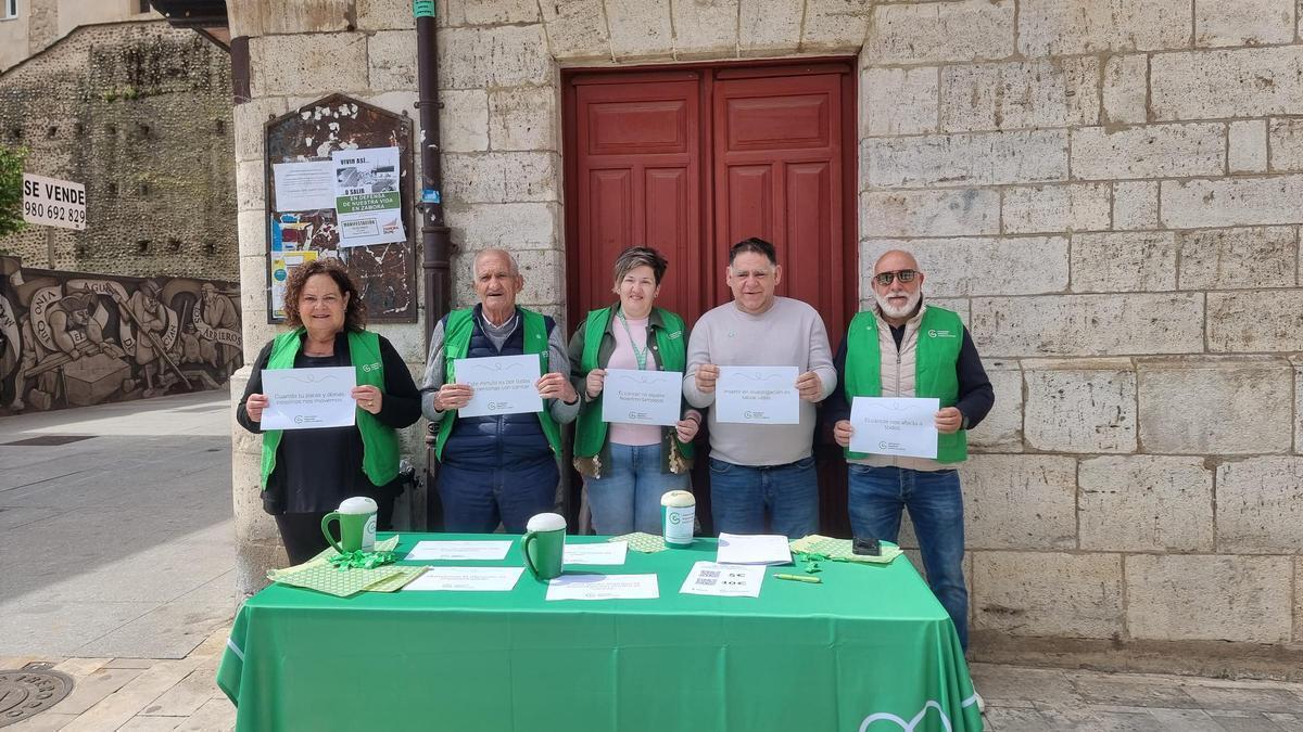 Voluntarios de la AECC y el concejal de Sanidad, José Lorenzo.