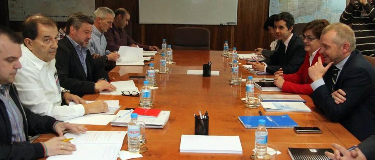 Responsables sindicales y miembros del Gobierno, en la reunión de ayer.