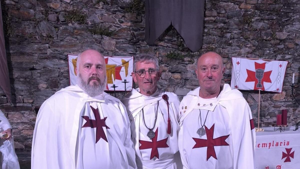 Daniel Antelo (izqda.) junto a sus padrinos templarios en Ponferrada.
