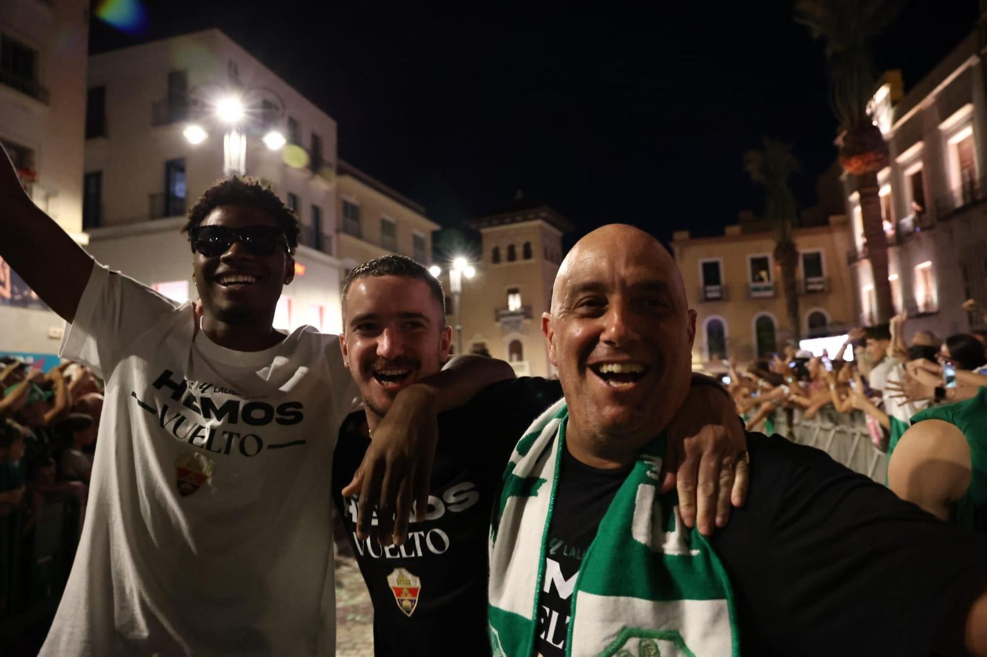 El Elche CF celebra el ascenso a Primera con una rúa en autobús hasta la Plaça de Baix