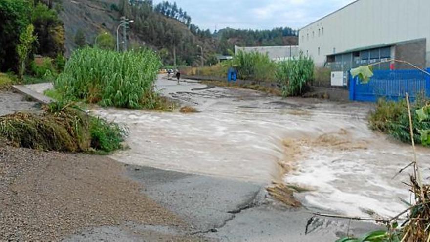 La riera de Castellet desbordada a l&#039;entrada al Clot del Tufau