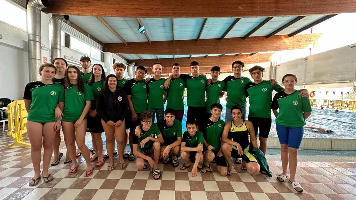 Nadadores y nadadoras del NiE Gandia que compitieron en Oliva