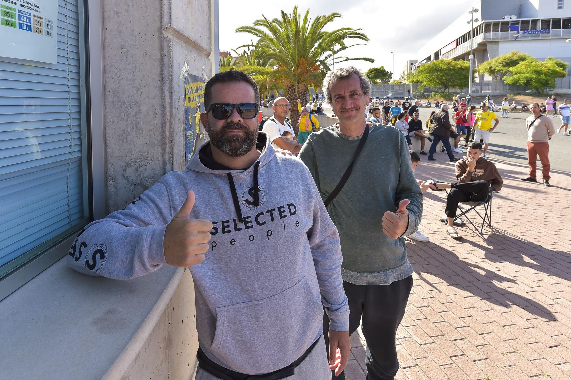 Colas para retirar las entradas de la UD Las Palmas - CD Tenerife de playoff