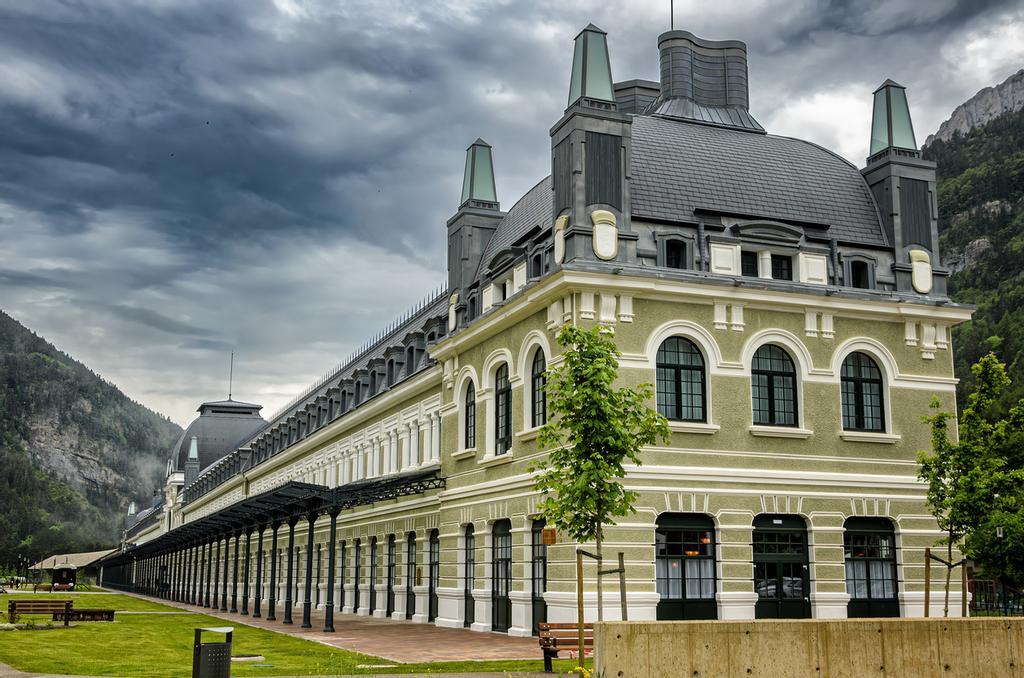 Descubre los Pirineos en el expreso de Canfranc.