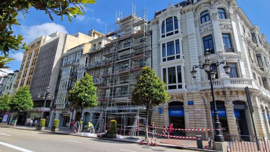 Un edificio centenario de Uría, en obras