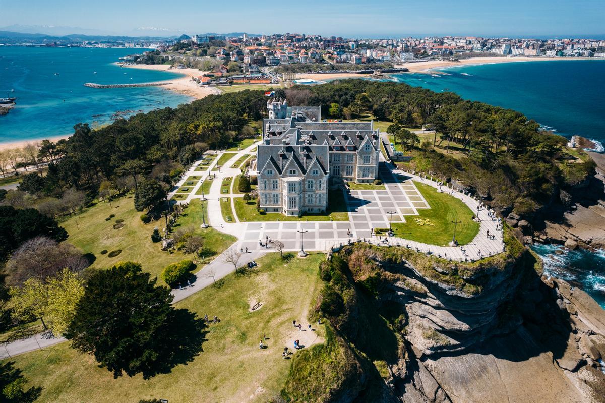 Vista aérea del Palacio de la Magdalena en la Península de la Magdalena, Santander