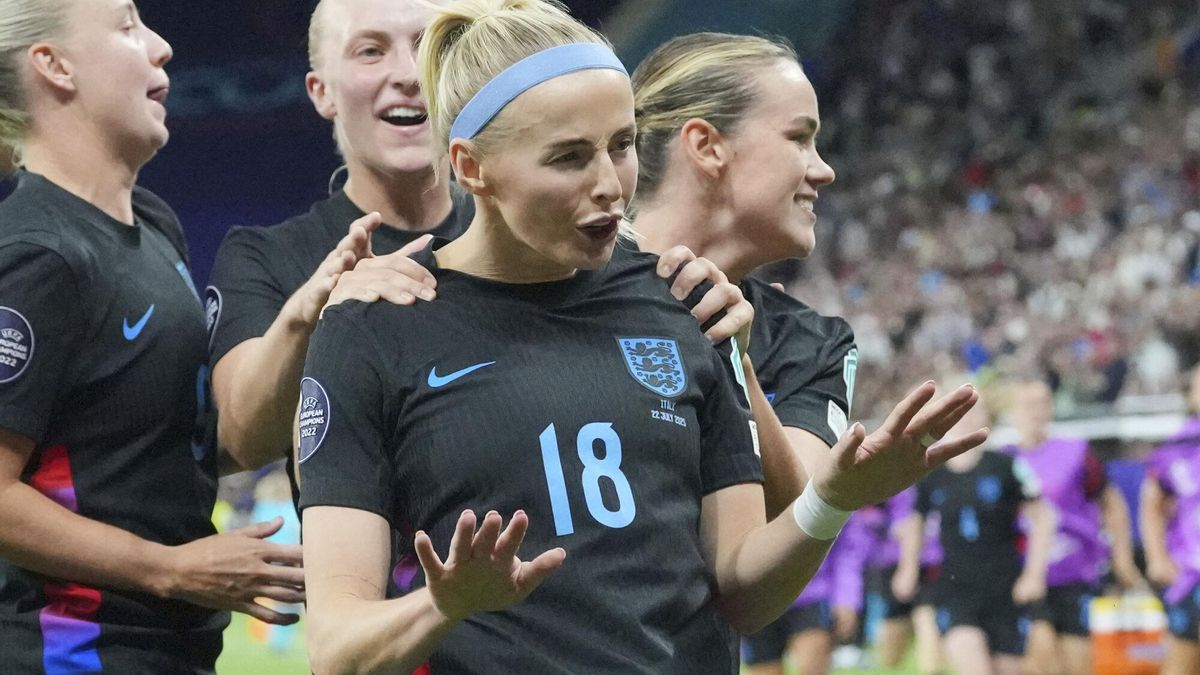 Chloe Kelly celebra un gol davant Itàlia