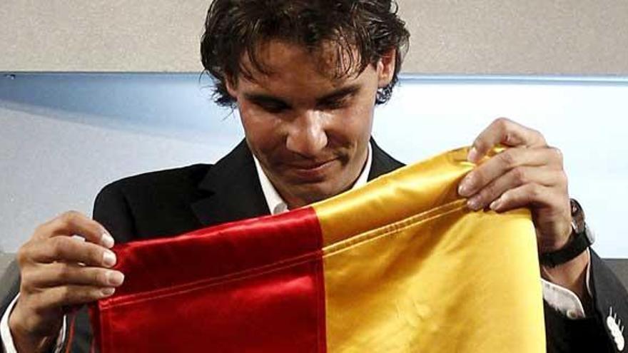 Rafael Nadal con la bandera de España que finalmente no portará como abanderado