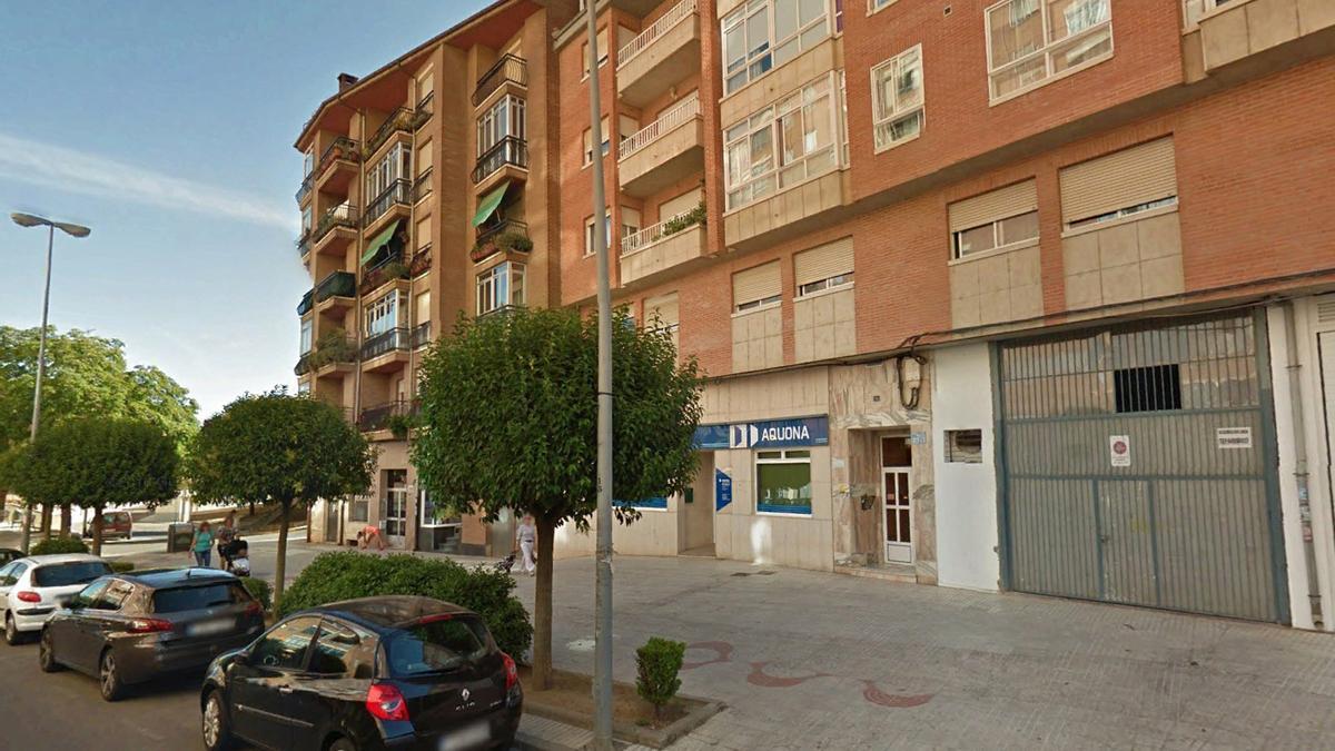 Dependencias de la empresa concesionaria del servicio de abastecimiento en la avenida de Maragatos.