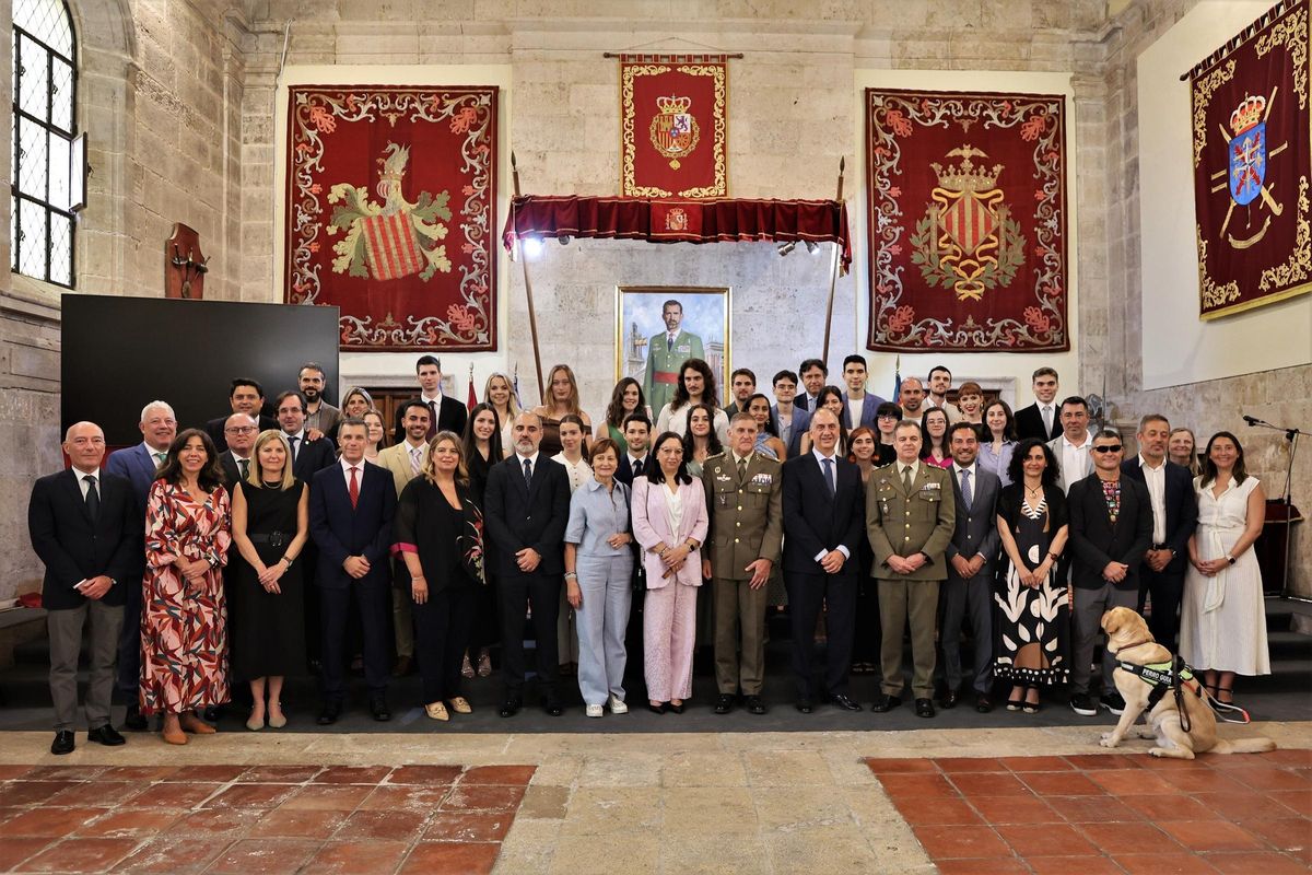 Los estudiantes premiados por la Capitanía General de Valencia