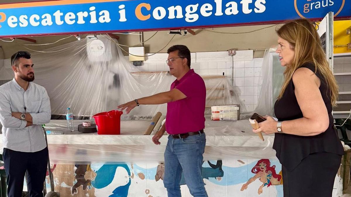 El alcalde de Alfafar visita las obras de mejora y recuperación del Mercado Municipal.