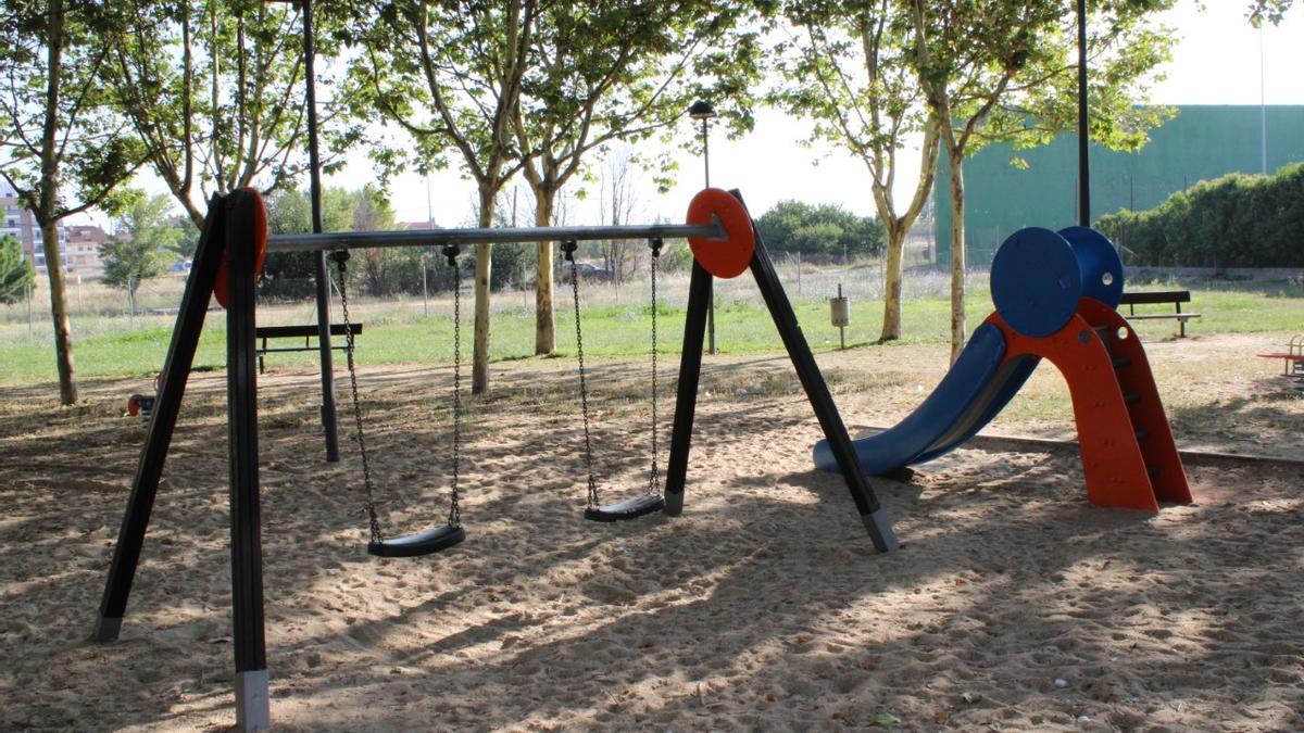 Parque infantil en calle Peñausende en Zamora capital.