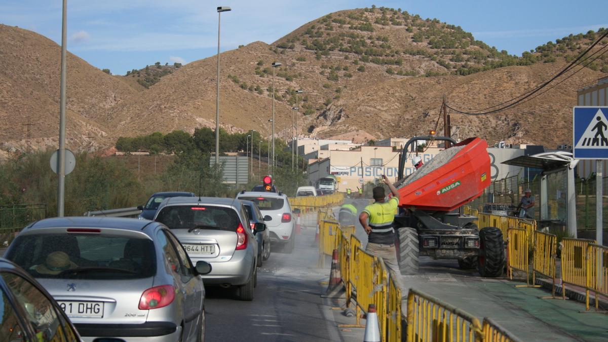 Atascos en la subida al hospital por la canalización de gas.