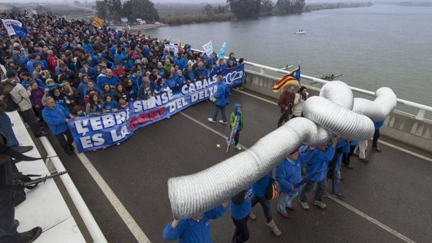 Una marcha en el delta del Ebro vuelve a clamar contra el trasvase