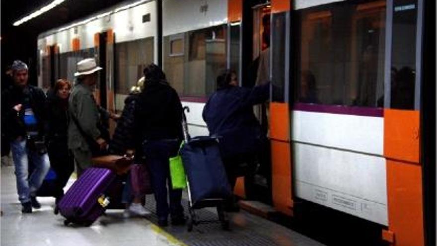 Passatgers accedint a un tren de la R11 de Rodalies ahir al matí, a l&#039;estació de Sants.