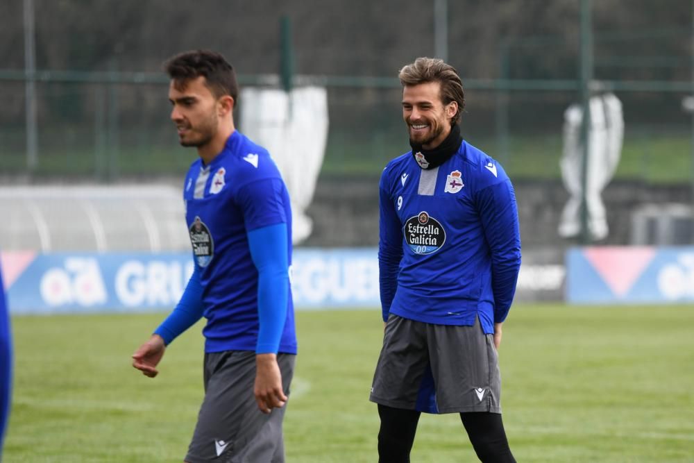 Los jugadores se ejercitan tras el partido ante el Zaragoza.