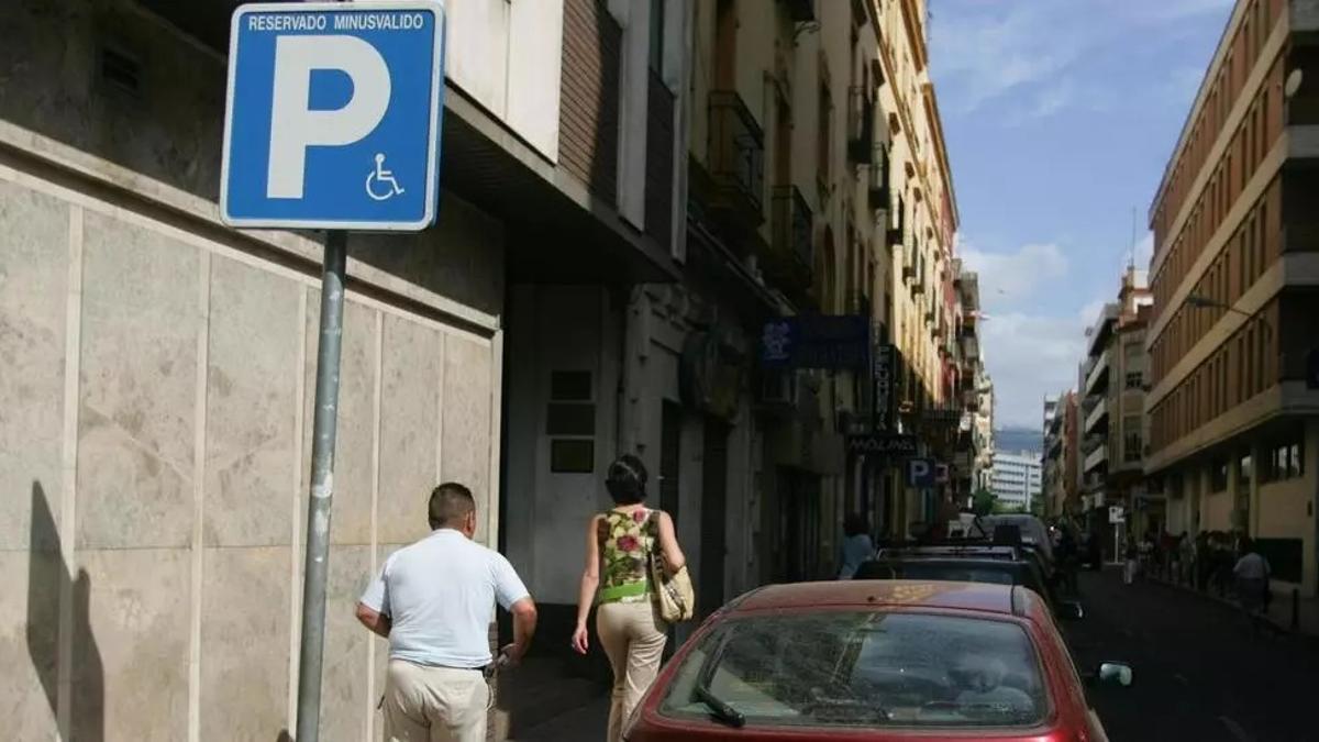 Un aparcamiento reservado para personas con discapacidad.