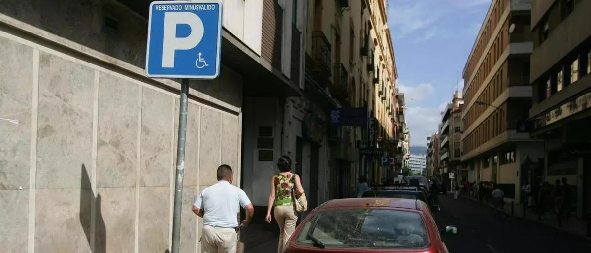 Un aparcamiento reservado para personas con discapacidad.
