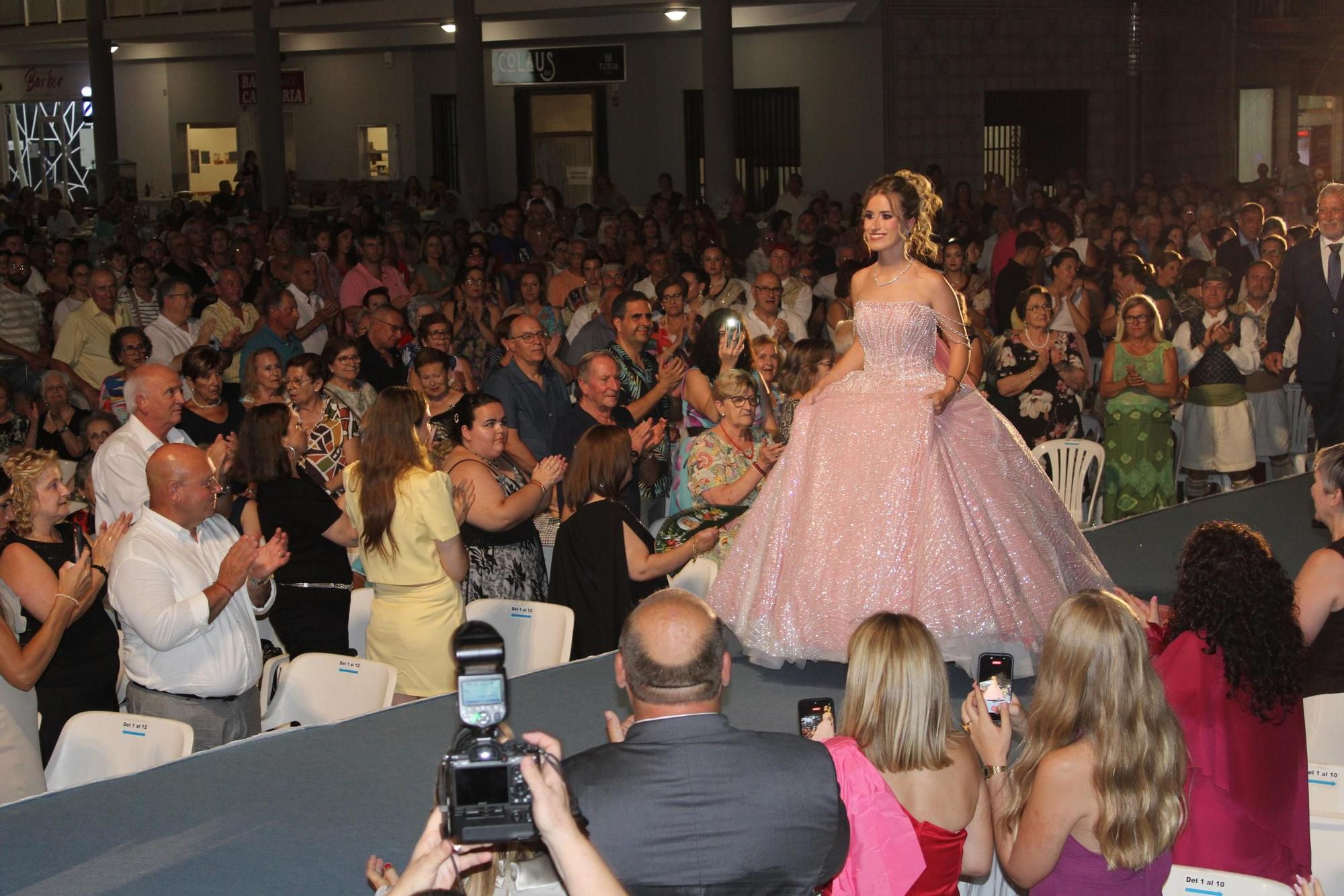 María Alcaide Escoto, Reina de las Fiestas de Turís, desfilla hacia el escenario.