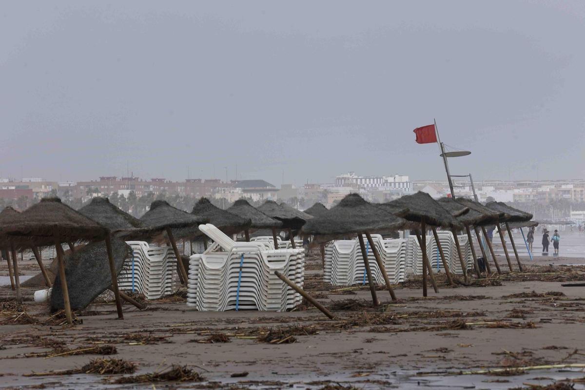 La playa de la Malvarrosa despues del temporal La playa de la Malvarrosa despues del temporal