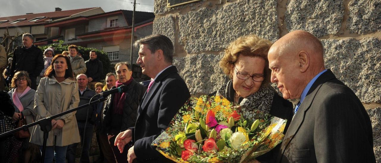 Jorge Casal y su esposa, el día que le dedicaron la calle en Mosteiro, en enero de 2019. |  // IÑAKI ABELLA