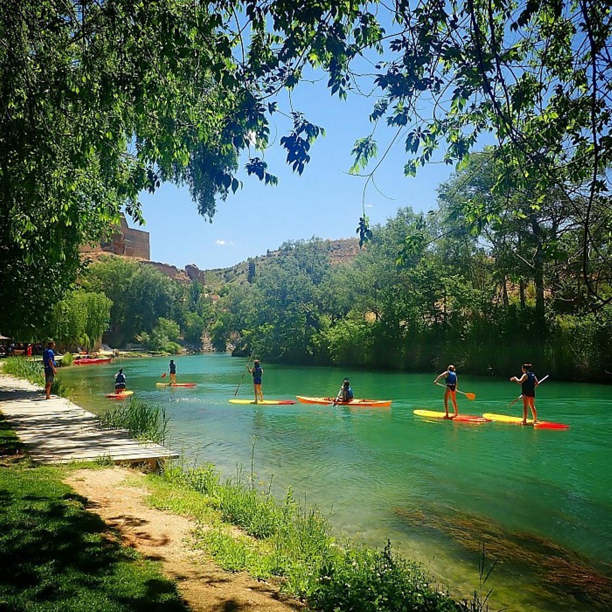 El precio por la ruta incluye el alquiler del 'kayak' y del resto del equipamiento como palas o chalecos salvavidas