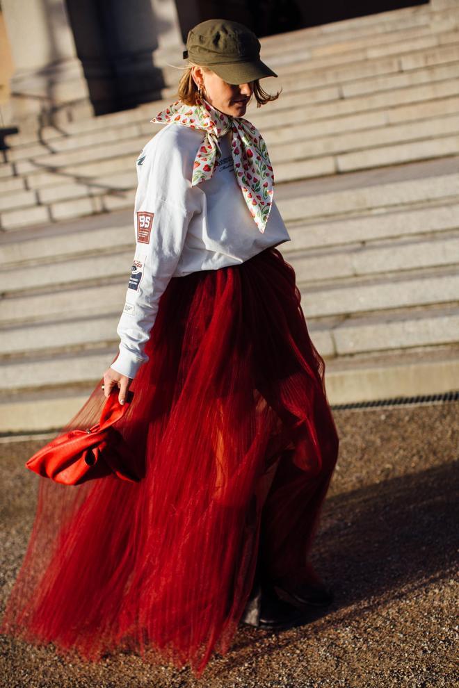 Look con falda roja visto en el 'street style' de la Semana de la Moda de Copenhague