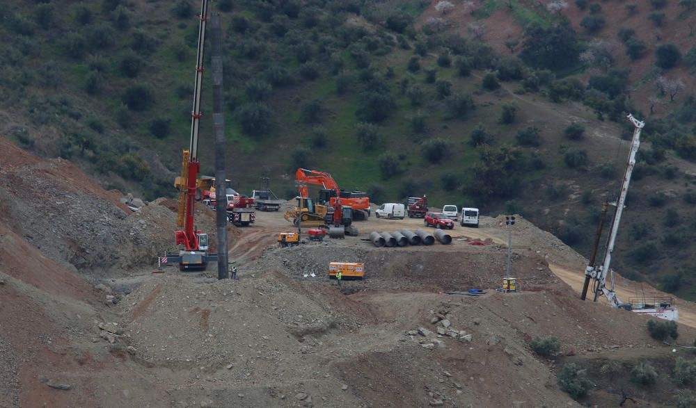 Los operarios trabajan en el 'encamisado' del túnel de rescate introduciendo tubos que aseguren la galería.