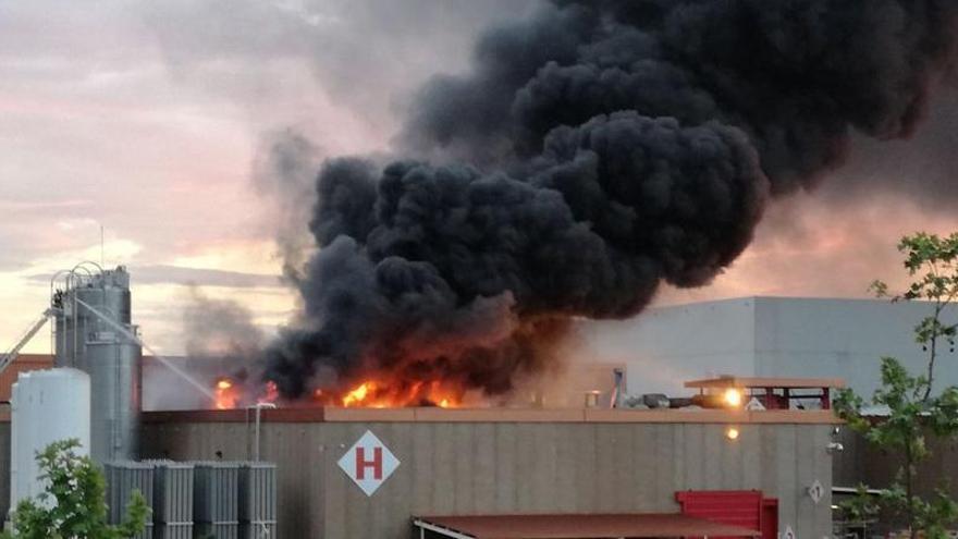 Un incendi crema una planta de Coca-Cola a Montornès del Vallès