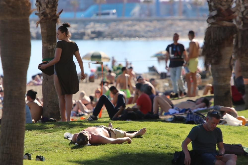 La subida de las temperaturas de los últimos días, que tendrá el sábado sus máximas, ha llevado a muchos malagueños a las playas de la capital.