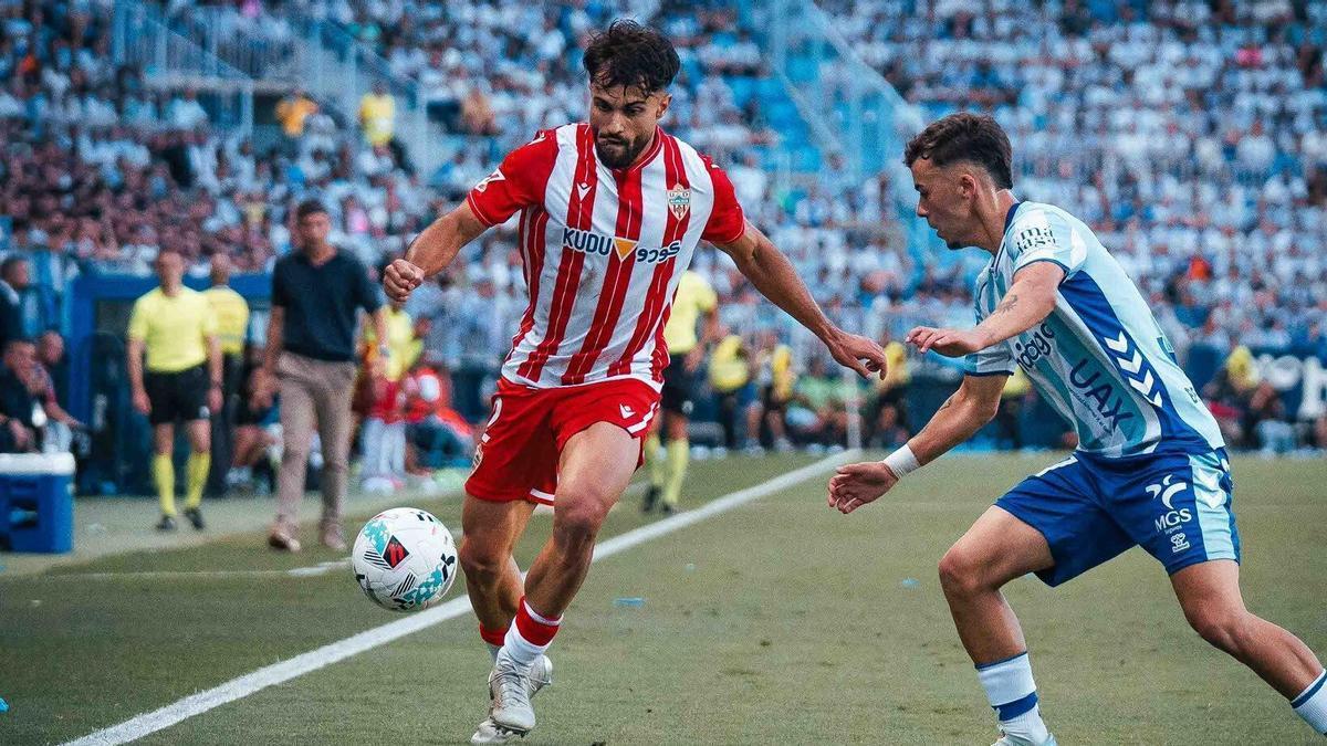 Lance del Málaga-Almería del duelo de ida en la final del 'play off' a Primera División.