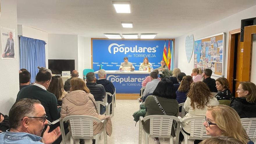 Un momento de la reunión del PP local del lunes