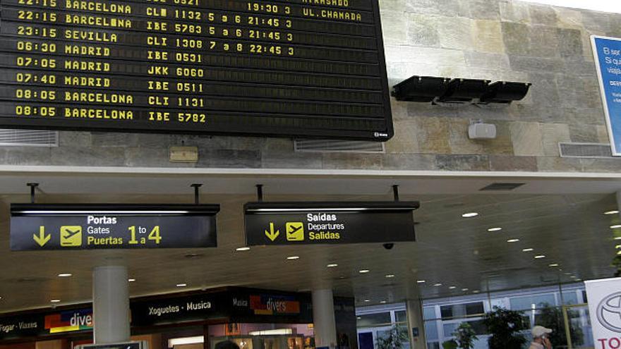 La niebla obliga a desviar dos vuelos al aeropuerto de Santiago - La  Opinión de A Coruña