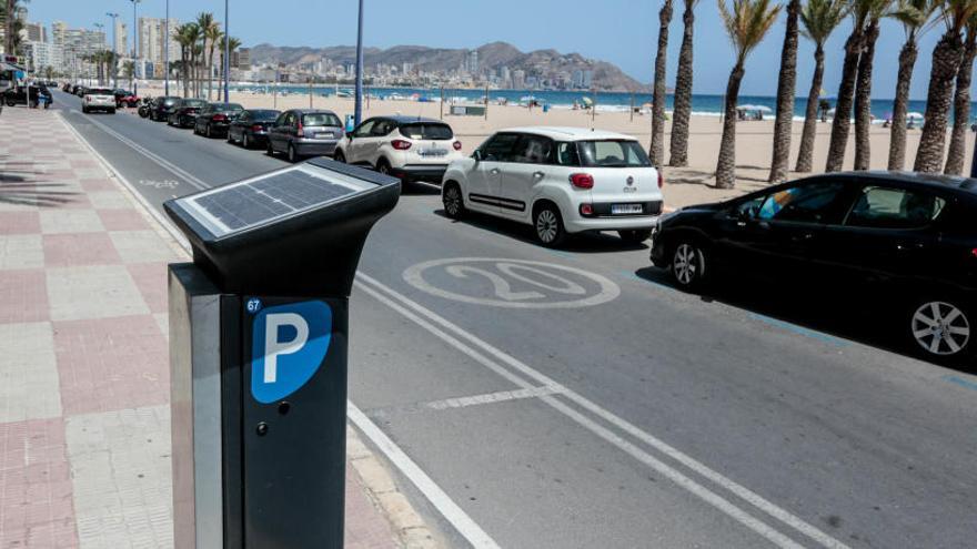 La avenida de Vicente Llorca Alós, en la primera línea de La Cala, será azul a partir de mañana.