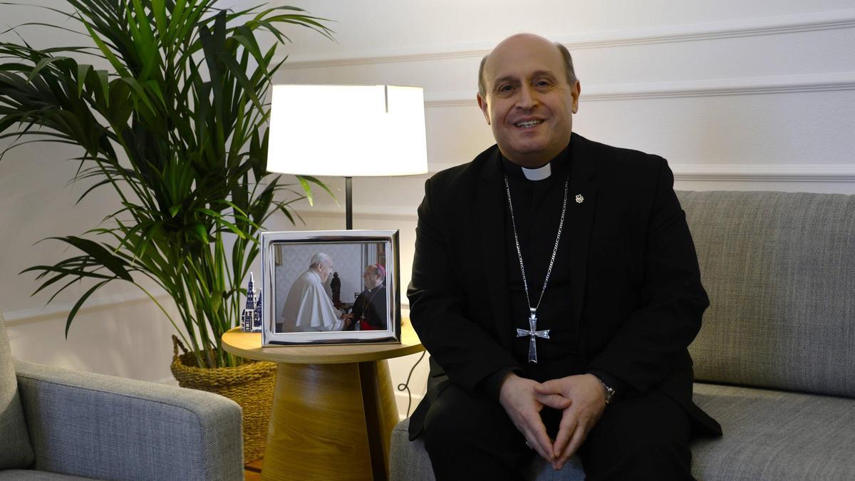 Monseñor Prieto, ayer, en su desplacho del Palacio Arzobispal