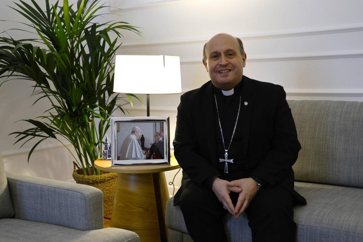 Monseñor Prieto, ayer, en su desplacho del Palacio Arzobispal