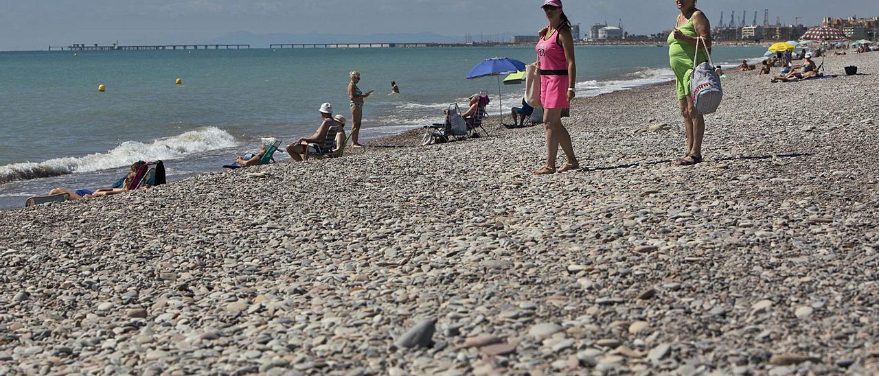 Imagen de este verano de una de las playas del norte de Sagunt. | DANIEL TORTAJADA