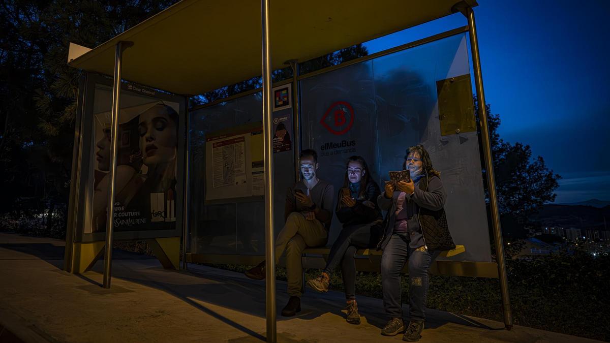 Toni Ruiz, Elena Martín e Isabel Cano, en una parada de bus de Torre Baró, en Barcelona.