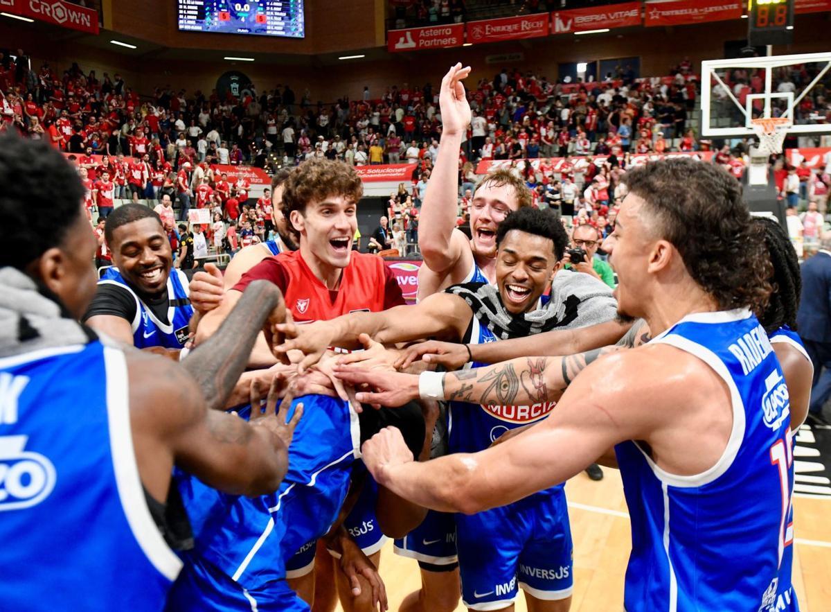 Los jugadores del UCAM Murcia, celebrando la victoria número 23 de la temporada, que llegó ante el Unicaja. | ISRAEL SÁNCHEZ