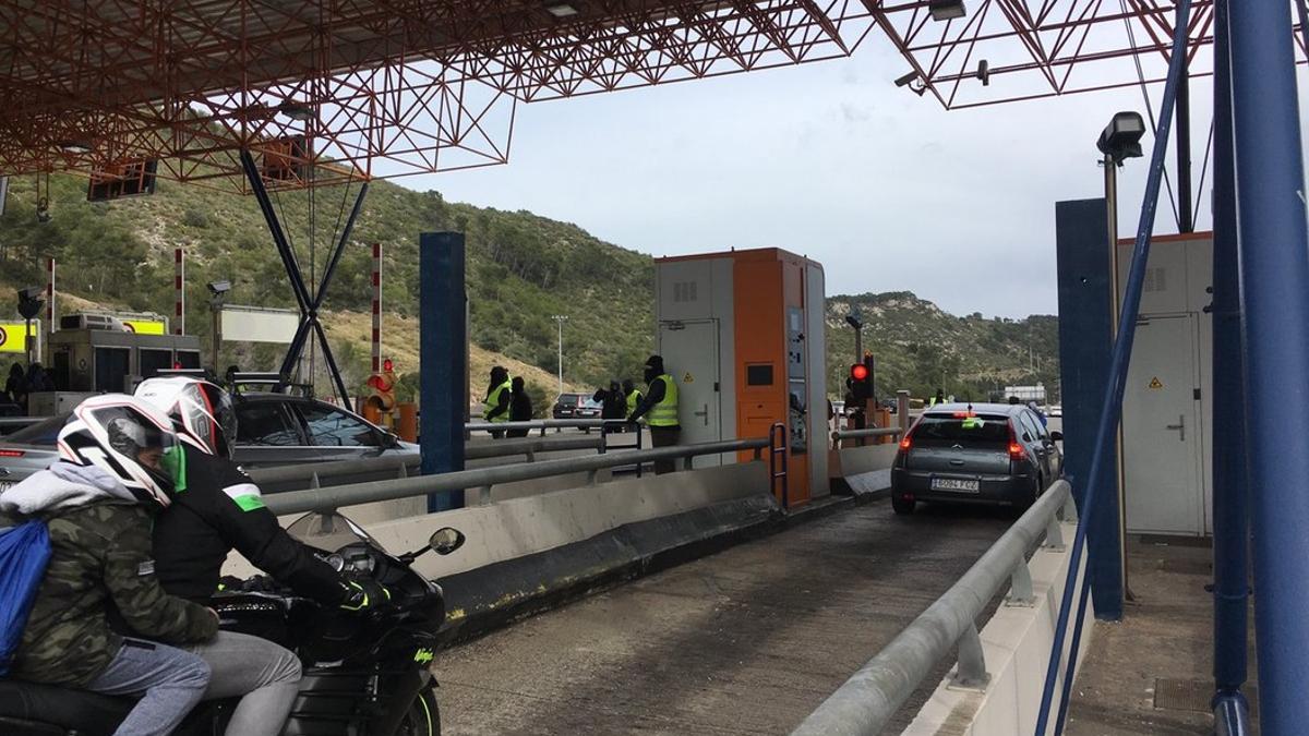 Los CDR actuan en el peaje de Sitges.