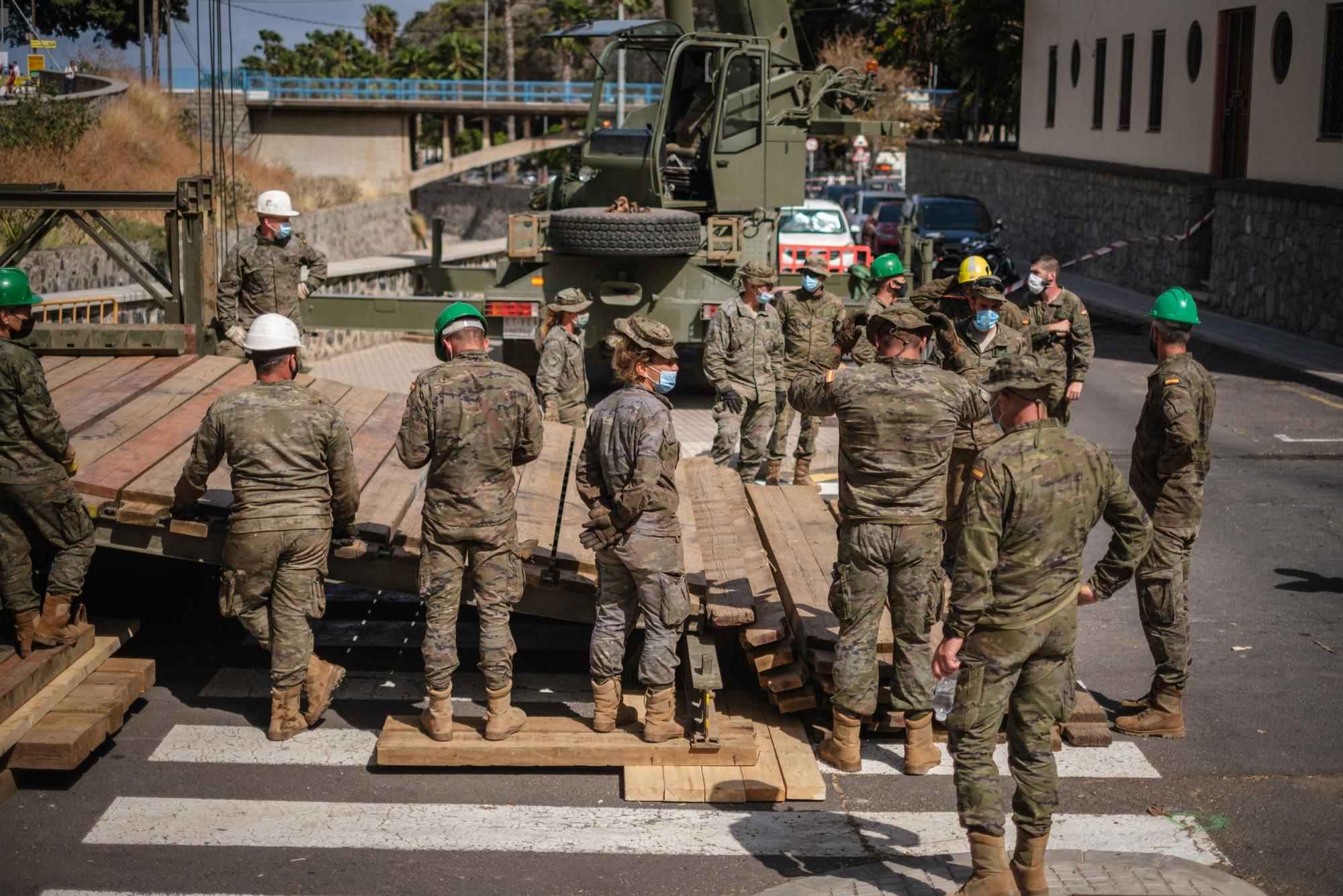 Tercer día del montaje del puente militar de San Andrés