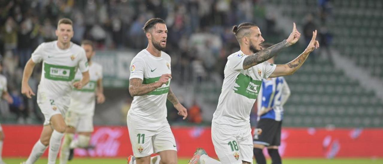 Benedetto celebra el empate a dos, que permitió al Elche rescatar un punto