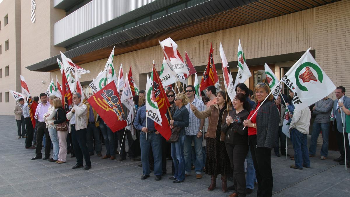 Paro de funcionarios frente a la Ciudad de la Justicia de Castellón